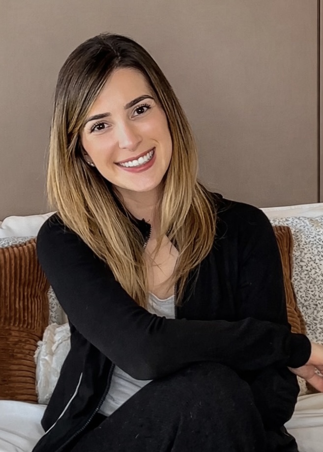 Viviane, criadora do Meu Cantinho, sentada com os braços cruzados
